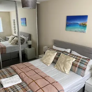 https://cheerful-4-bedroom-townhouse-with-free-parking.hotels-newcastle-upon-tyne.com